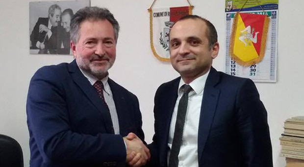 Il sindaco di Roccafiorita Santino Russo con Mauro D'Attis