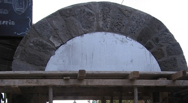 Casertavecchia, restaurato l’arco di Sant’Andrea: crollò dopo l'urto del camion rifiuti