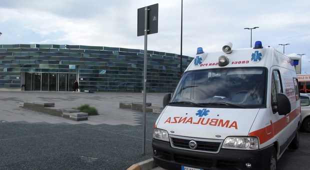 Napoli: infarto, 5 ore in barella: la moglie lo porta in taxi in un altro ospedale