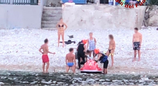 Emergenza in spiaggia, si fa male a una caviglia alla Scalaccia: i soccorsi arrivano via mare