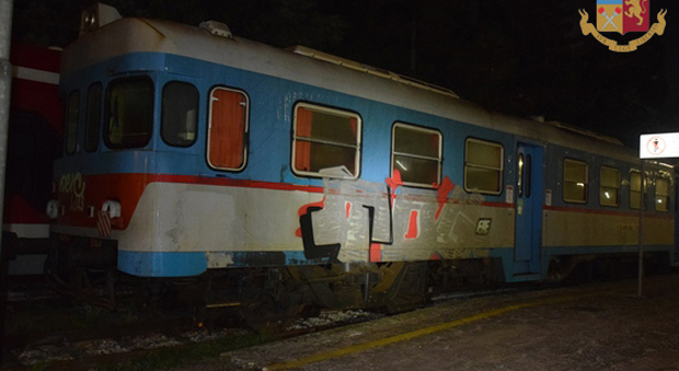 Graffito su un treno in sosta: denunciato per imbrattamento un 24enne