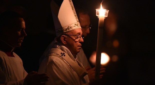 Il Papa alla veglia di Pasqua, «mai stare zitti davanti alle ingiustizie»