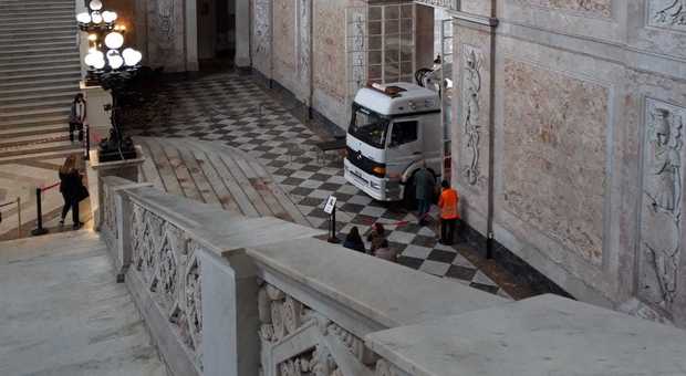 Napoli choc, camion entra all'interno di Palazzo Reale: «Una scena assurda, ruote sui marmi storici»