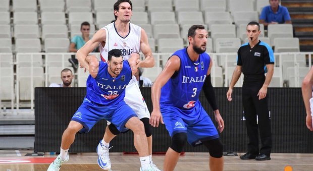 Il gigante Marjanovic schiaccia l'Italia, 73-65 per la Serbia. La difesa migliora