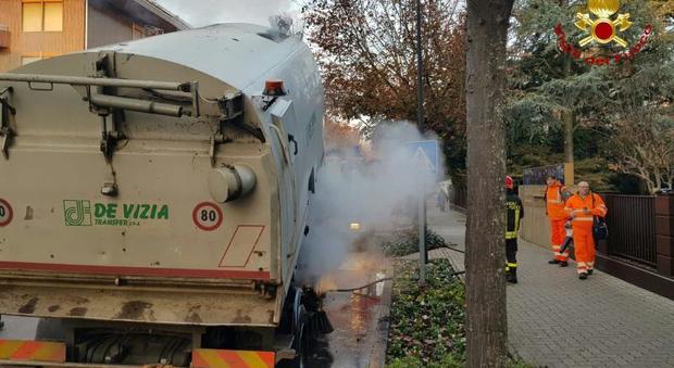 Foglie d'autunno, un carico prende fuoco dentro il camion-spazzatrice