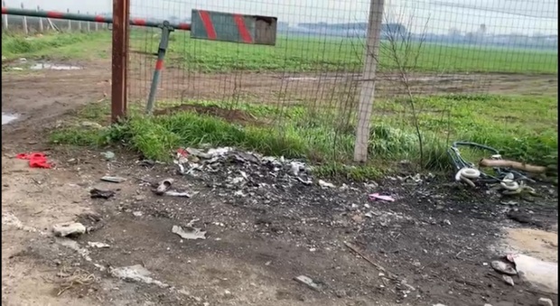 Ordigni esplodono a pochi metri dal campo rom di Giugliano: tre feriti