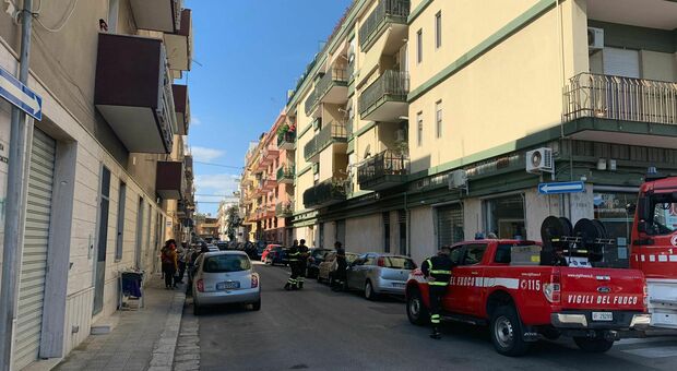 Brindisi, incendio in un appartamento pieno di bombole di gas: paura in città