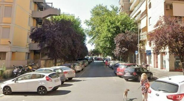 Roma, uomo picchia i passanti a Marconi: caccia al maniaco violento. I residenti: «Abbiamo paura di uscire