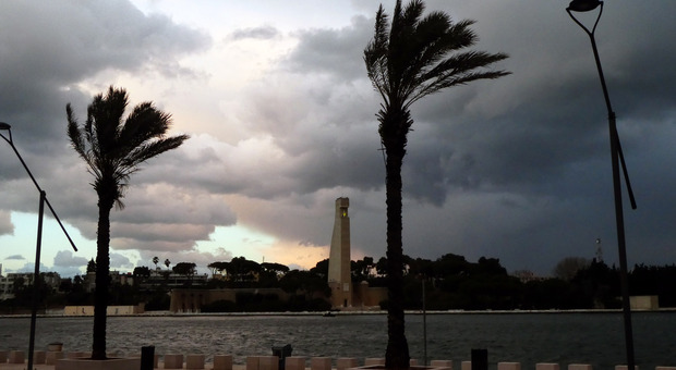 Arrivano pioggia e vento forte: allerta meteo in Puglia