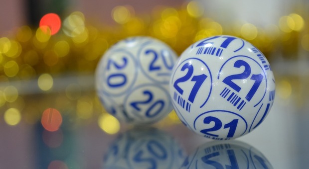 Sogna di vincere 120 milioni alla lotteria, il giorno dopo gioca e vince davvero (e molto di più)