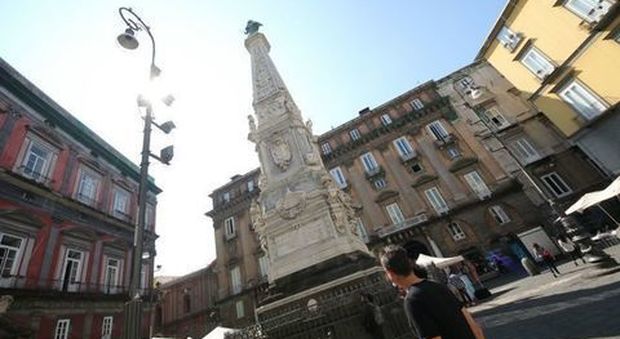 Musica in piazza San Domenico a Napoli il vicolo diventa creativo
