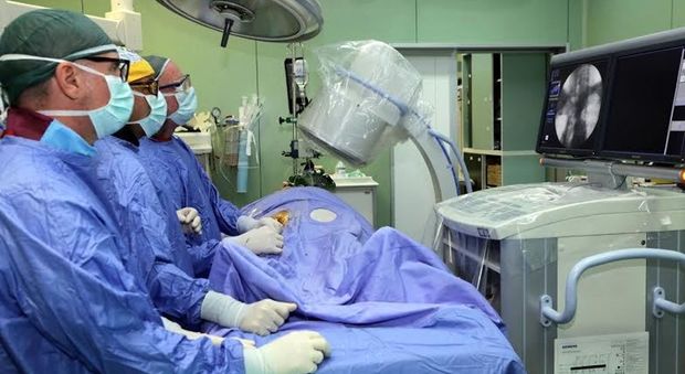 Delicato intervento di chirurgia vascolare all’ospedale di Nocera Inferiore: impiantata una protesi “su misura”