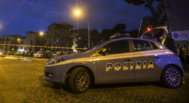 Roma, 3 rom sorpresi a rubare, minacciano la polizia con un coltello: un arresto, recuperata la refurtiva