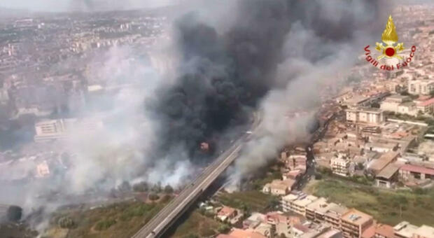 Incendi a Catania, case evacuate e lido distrutto. Aeroporto chiuso. Bruciano anche le province di Palermo e Siracusa