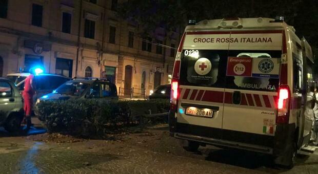 Ancona, la strada si trasforma in un ring: calci, pugni e bottigliate tra ragazzini. Tre feriti