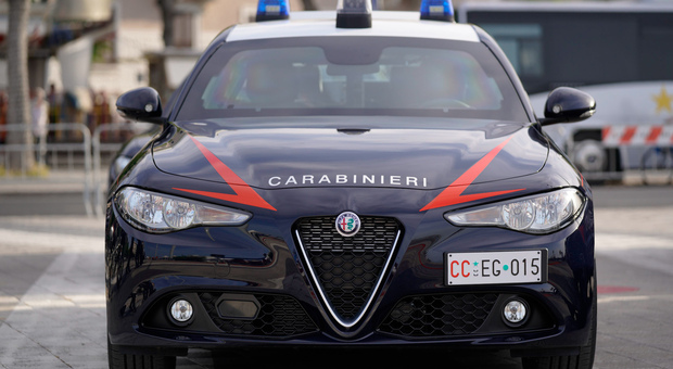 Parcheggiatore abusivo minaccia donna incinta e poi sputa ai carabinieri: arrestato