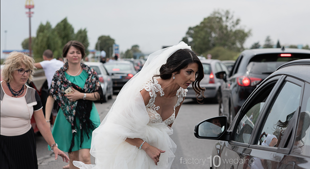 La sposa bloccata sulla Pontina fa spostare le auto per arrivare in chiesa: ecco tutte le fotografie