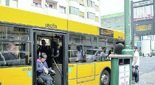 Pedana fuori uso, disabile lasciata a terra dal bus