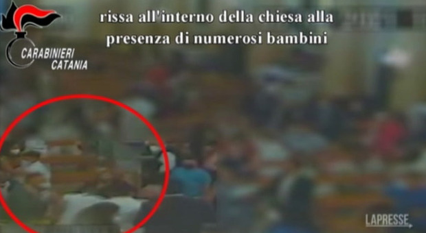 Catania, sparatoria in chiesa durante la comunione: la lite per i posti a sedere, 6 arresti