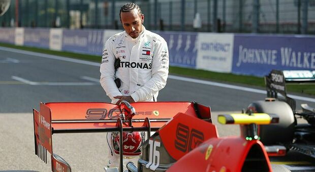 Lewis Hamilton guarda una Ferrari F1