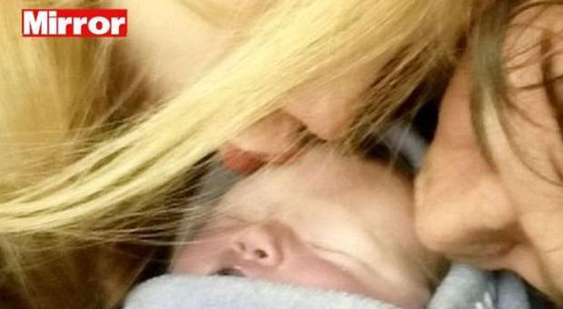 Il neonato muore, i genitori cullano il suo corpicino: il dramma dietro una foto, ospedale sotto accusa