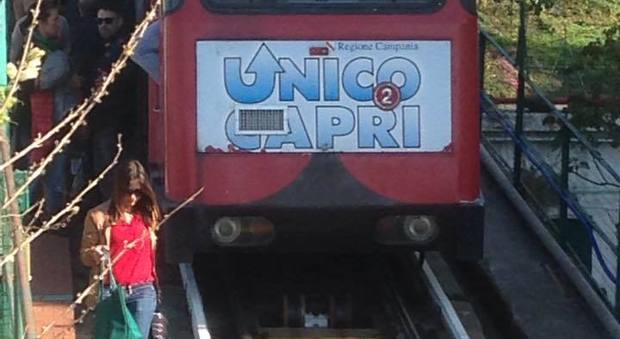 Guasto alla Funicolare di Capri, vagoni in panne, passeggeri a piedi lungo i binari