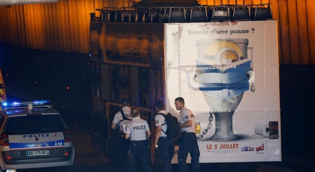 Bus turistico a due piani si incastra in un tunnel: 4 feriti (LaPresse)