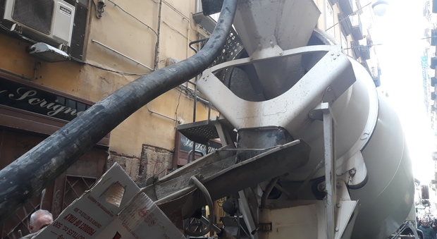 Napoli. Raid della banda del buco: betoniera al lavoro per chiudere il tunnel | Foto