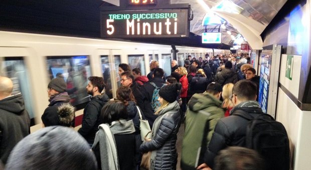 Roma, donna rimane incastrata tra la banchina e il vagone della metro: è salva