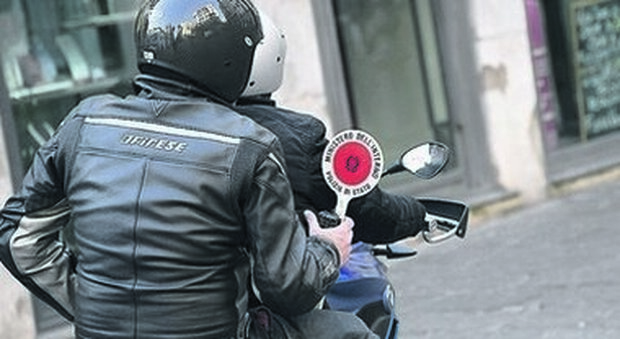 Napoli, scippatori arrestati al corso Umberto: fermati dopo un inseguimento col cellulare