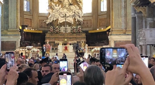 Turisti armati di cellulare in Duomo