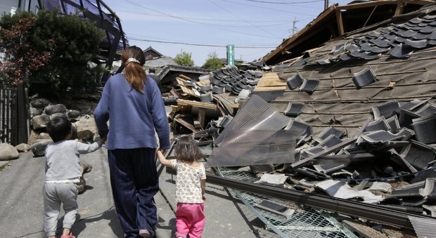 Terremoto in Giappone, almeno 9 morti. Persone intrappolate sotto le macerie