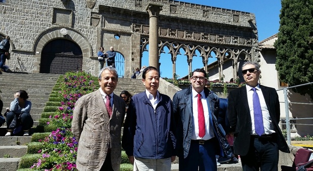L'ambasciatore cinese Ruiyu in tour nel centro storico: «Viterbo, una città bellissima»