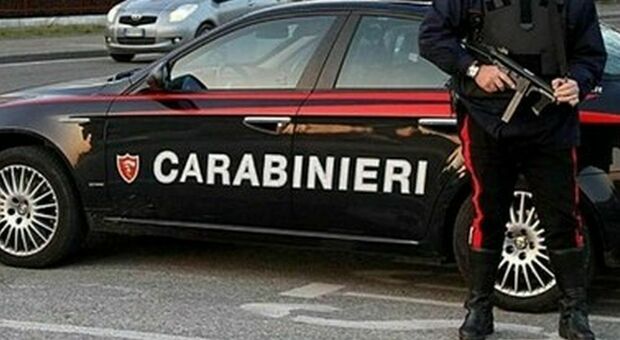 Tentano il furto di uno scooter ma ci sono i carabinieri a guardarli