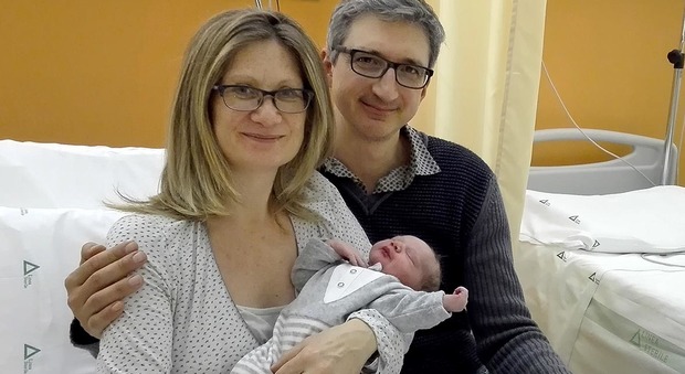 Il piccolo Raphael con i genitori
