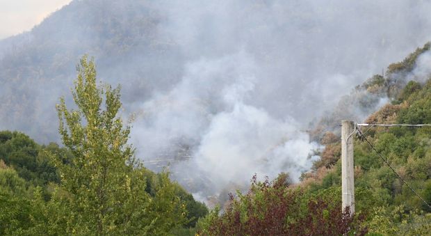 Rieti, a fuoco la montagna sopra Borgo Velino, brucia castagneto sul posto anche un elicottero