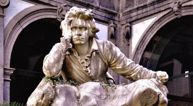 A Napoli torna a splendere l'imponente statua di Beethoven nel chiostro del Conservatorio di San Pietro a Majella