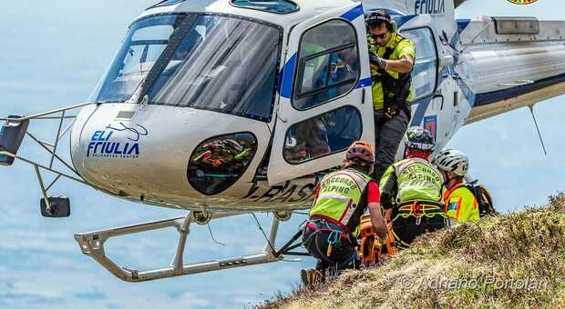 Elicottero della protezione civile e personale del soccorso alpino (foto d'archivio)