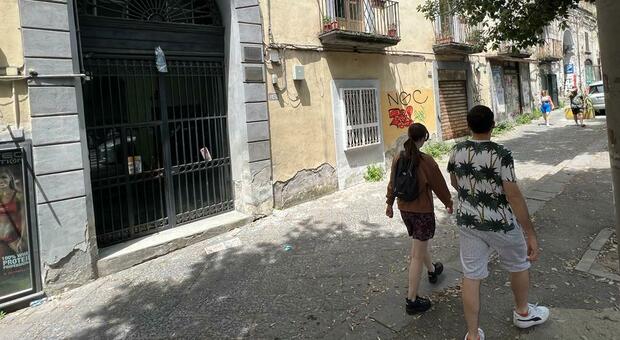 Napoli, due sorelle sfregiate con l'acido nella notte: è caccia a tre ragazze in scooter