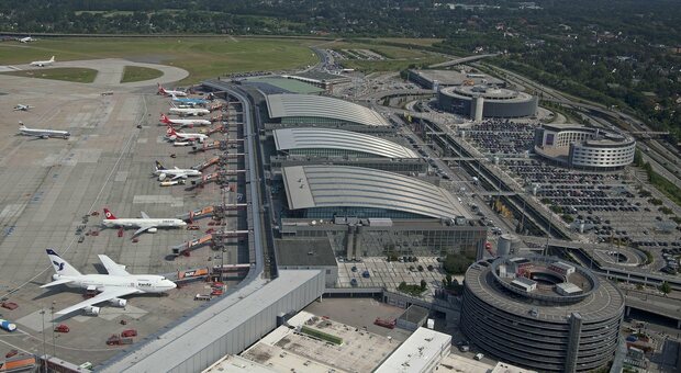 Attentato Amburgo, aeroporto chiuso: minaccia da un volo proveniente da Teheran