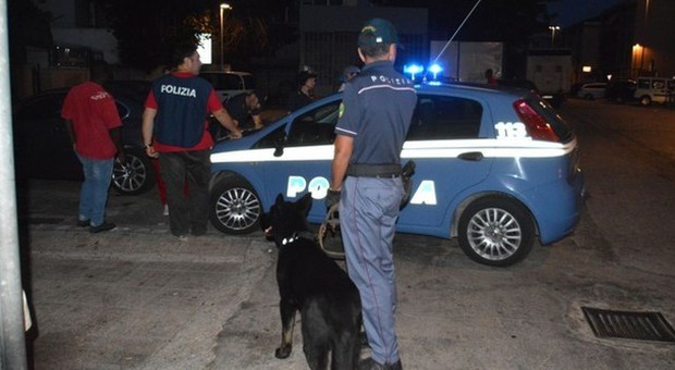 Ancona, clandestino nell'armadio per sfuggire ai poliziotti: denunciato