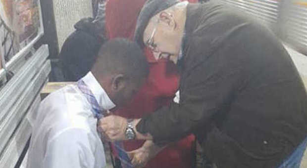 L'anziano aiuta uno sconosciuto a fare il nodo alla cravatta: il gesto altruista fa il giro del web