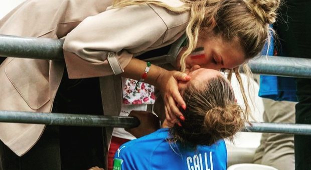 Aurora Galli, il bacio dell'azzurra ad una ragazza fa esplodere sui social tutti i pregiudizi sul calcio femminile. Ma qulla ragazza è la sorella