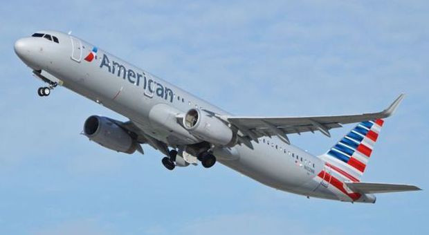 Pilota muore in volo, il copilota fa atterrare l'aereo: terrore per 147 passeggeri