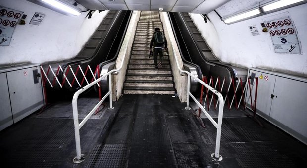 Metro A e B, scale mobili ko: saltano tutti i responsabili