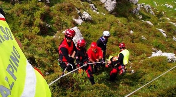 Quattro coppie di escursionisti si perdono sull'Alpe di Nemes: salvate