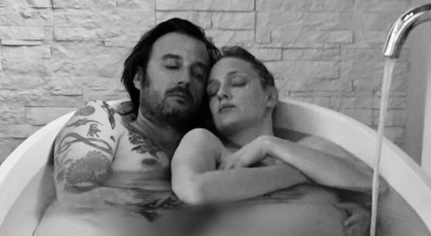 Eva Riccobono incinta del secondo figlio: la foto nuda nella vasca