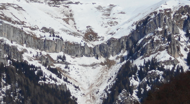 Gli accumuli di neve sulle montagne di Sovramonte