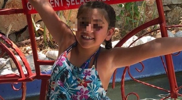 Bambina di 8 anni cade al parco e muore due giorni dopo: una costola spezzata le ha perforato la milza