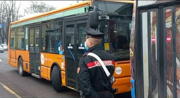 Roma, studentesse molestate sul bus 058: riconoscono il maniaco e lo fanno arrestare
